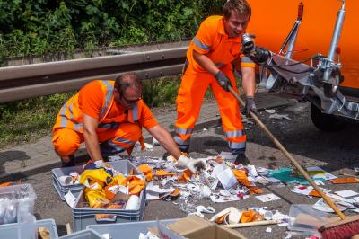 A81/Gemarkung Steinheim a.d.M.: PKW mit Verkaufswagen kracht auf LKW